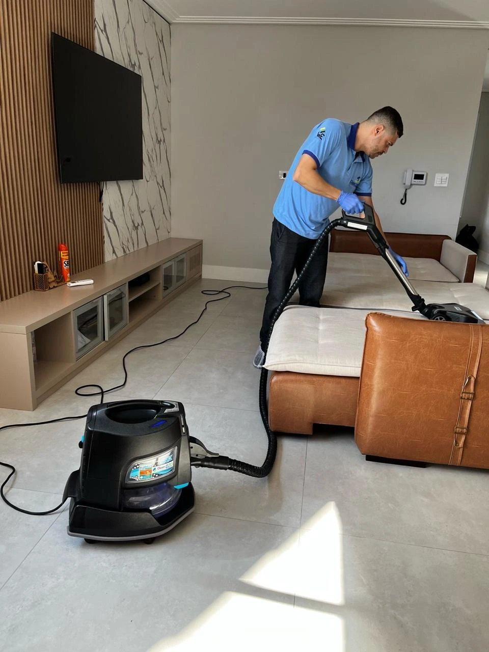 Sofá em sala sendo higienizado